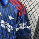 camisa-camiseta-arsenal-adidas-emirates-fly-better-versao-torcedor-masculina-25-26-away-fora-ii-secundaria-2-branca-branco-vermelha-vermelho-azul_5