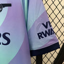 camisa-camiseta-arsenal-adidas-emirates-fly-better-versao-versao-torcedor-masculina-24-25-third-away-fora-iii-terceira-3-roxo-roxa-azul-claro-clara-lilas-lilas_5