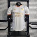 camisa-camiseta-arsenal-adidas-fly-better-emirates-versao-versao-jogador-masculina-23-24-edicao-edicao-especial-branca-branco-vermelho-vermelha-dourada-dourado-ouro_1_3e563698-9ed1-4266-9f97-49c77b460279