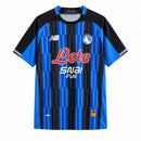 camisa-camiseta-atalanta-nb-new-balance-lete-snai-fun-versao-torcedor-masculina-26-27-home-casa-i-principal-1-branca-branco-azul-preta-preto_1_1589d1f8-3588-4f4c-aa1b-08a3583ef078