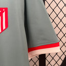 camisa-camiseta-atletico-atletico-de-madrid-nike-riyadh-air-versao-versao-torcedor-masculina-24-25-away-fora-ii-secundaria-2-verde-vermelha-vermelho-branca-branco-antoine-griezmann_3