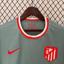 camisa-camiseta-atletico-atletico-de-madrid-nike-riyadh-air-versao-versao-torcedor-masculina-24-25-away-fora-ii-secundaria-2-verde-vermelha-vermelho-branca-branco-antoine-griezmann_8