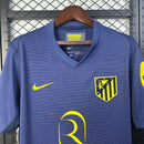 camisa-camiseta-atletico-de-madrid-nike-riyadh-air-versao-torcedor-masculina-25-26-away-fora-ii-secundaria-2-branca-branco-amarela-amarelo-azul-vermelha-vermel