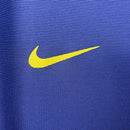 camisa-camiseta-atletico-de-madrid-nike-riyadh-air-versao-torcedor-masculina-25-26-away-fora-ii-secundaria-2-branca-branco-amarela-amarelo-azul-vermelha-vermel_4