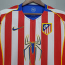 camisa-camiseta-atletico-de-madrid-nike-spider-man-2-homem-aranha-versao-versao-torcedor-masculina-04-05-home-casa-i-principal-1-vermelha-branca-vermelho-branco-azul-retro-retro_5