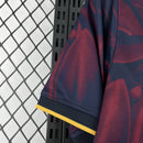 camisa-camiseta-barcelona-kobe-bryant-nike-spotify-versao-torcedor-masculina-26-27-edicao-especial-barca-grena-azul-vermelha-vinho-vermelho-dourada-dourado_2