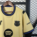 camisa-camiseta-barcelona-kobe-sheath-mamba-mentality-bryant-spotify-versao-torcedor-masculina-25-26-away-fora-ii-secundaria-2-azul-preta-preto-amarela-amarelo-bege_5