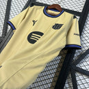 camisa-camiseta-barcelona-kobe-sheath-mamba-mentality-bryant-spotify-versao-torcedor-masculina-25-26-away-fora-ii-secundaria-2-azul-preta-preto-amarela-amarelo-bege_6