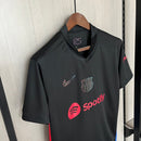 camisa-camiseta-barcelona-nike-spotify-versao-versao-torcedor-masculina-24-25-away-fora-ii-secundaria-2-vermelha-vermelho-azul-preta-preto_4
