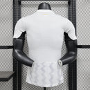 camisa-camiseta-bayer-leverkusen-castore-barmenia-versao-versao-jogador-masculina-24-25-away-fora-ii-secundaria-2-branca-branco-dourado-dourada_7