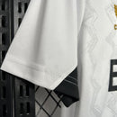 camisa-camiseta-bayer-leverkusen-castore-barmenia-versao-versao-torcedor-masculina-24-25-away-fora-ii-secundaria-2-branca-branco-dourado-dourada_2