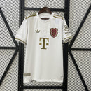 camisa-camiseta-bayern-munchen-adidas-T-versao-torcedor-masculina-25-26-edicao-especial-125-anos-vermelha-vermelho-dourada-dourado-branco-branca_1