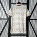 camisa-camiseta-bayern-munchen-adidas-T-versao-versao-torcedor-masculina-25-26-edicao-edicao-especial-vermelha-vermelho-dourada-dourado-bege-branca-branco_7