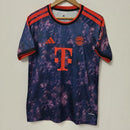 camisa-camiseta-bayern-munchen-de-munique-adidas-T-versao-torcedor-masculina-26-27-third-away-fora-iii-terceira-3-roxa-roxo-vermelha-vermelho-preta
