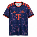 camisa-camiseta-bayern-munchen-de-munique-adidas-T-versao-torcedor-masculina-26-27-third-away-fora-iii-terceira-3-roxa-roxo-vermelha-vermelho-preta_1_fad76c59-8cd6-4141-bc38-5cd63ad1f700