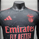camisa-camiseta-benfica-adidas-emirates-fly-better-versao-versao-jogador-masculina-24-25-away-fora-ii-secundaria-2-vermelha-vermelho-preto-preta_2