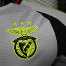 camisa-camiseta-benfica-adidas-emirates-fly-better-versao-versao-jogador-masculina-24-25-third-away-fora-iii-terceira-3-cinza-verde-branca-branco-preta-preto_11