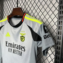 camisa-camiseta-benfica-adidas-emirates-fly-better-versao-versao-torcedor-conjunto-infantil-kids-24-25-third-away-fora-iii-terceira-3-cinza-verde-branca-branco-preta-pr_3