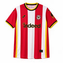 camisa-camiseta-brentford-joma-indeed-versao-torcedor-masculina-26-27-home-casa-i-principal-1-vermelha-vermelho-branca-branco-preta-preto-amarela-amarelo_1