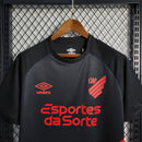 camisa-camiseta-cap-athletico-paranaense-umbro-esportes-da-sorte-versao-versao-torcedor-masculina-23-24-away-fora-ii-secundaria-2-vermelha-preta-vermelho-preto_2