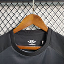 camisa-camiseta-cap-athletico-paranaense-umbro-esportes-da-sorte-versao-versao-torcedor-masculina-23-24-away-fora-ii-secundaria-2-vermelha-preta-vermelho-preto_7