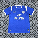 camisa-camiseta-cardiff-city-castore-visit-malaysia-versao-torcedor-masculina-26-27-home-casa-i-principal-1-azul-branca-branca_1