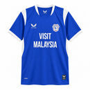camisa-camiseta-cardiff-city-castore-visit-malaysia-versao-torcedor-masculina-26-27-home-casa-i-principal-1-azul-branca-branca_1_628838d4-c6ed-4970-a0c2-1eb358bdb941