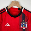 camisa-camiseta-colo-colocolo-adidas-infantil-kids-kid-kit-feminina-versao-versao-torcedor-masculina-23-24-away-fora-ii-secundaria-2-vermelha-preta-branca-vermelho-preto-branco_5