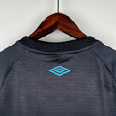 camisa-camiseta-gremio-gremio-banrisul-umbro-versao-versao-torcedor-feminina-23-24-third-away-fora-iii-terceira-3-azul-preto-preta-branca-branco_6