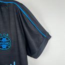 camisa-camiseta-gremio-gremio-banrisul-umbro-versao-versao-torcedor-masculina-23-24-third-away-fora-iii-terceira-3-azul-preto-preta-branca-branco_3
