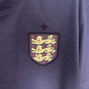 camisa-camiseta-inglaterra-nike-selecao-selecao-inglesa-versao-versao-torcedor-masculina-24-25-away-fora-ii-secundaria-2-bellingham-jude-harry-kane-branco-branca-azul-roxa-roxo_3