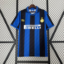 camisa-camiseta-inter-de-milao-milao-umbro-pirelli-versao-versao-torcedor-masculina-95-96-home-casa-i-principal-1-azul-preta-preto-retro-retro-amarelo-amarela_1