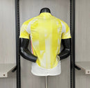 camisa-camiseta-juventus-adidas-versao-jogador-masculina-24-25-away-fora-ii-secundaria-2-amarela-amarelo-rosa-branca-branco_2