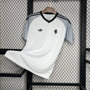 camisa-camiseta-juventus-adidas-versao-torcedor-masculina-24-25-pre-jogo-treino-branca-branco-preta-preto-cinza_4