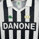 camisa-camiseta-juventus-kappa-danone-versao-torcedor-masculina-92-94-home-casa-i-principal-1-preta-preto-branca-branco-retro_1