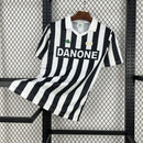 camisa-camiseta-juventus-kappa-danone-versao-torcedor-masculina-92-94-home-casa-i-principal-1-preta-preto-branca-branco-retro_7