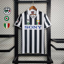 camisa-camiseta-juventus-kappa-sony-versao-torcedor-masculina-95-97-home-casa-i-principal-1-preta-preto-branca-branco-retro_1