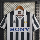 camisa-camiseta-juventus-kappa-sony-versao-torcedor-masculina-95-97-home-casa-i-principal-1-preta-preto-branca-branco-retro_3