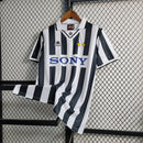 camisa-camiseta-juventus-kappa-sony-versao-torcedor-masculina-95-97-home-casa-i-principal-1-preta-preto-branca-branco-retro_7