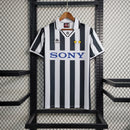 camisa-camiseta-juventus-kappa-sony-versao-torcedor-masculina-95-97-home-casa-i-principal-1-preta-preto-branca-branco-retro_9