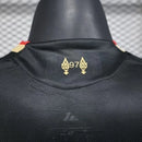 camisa-camiseta-liverpool-adidas-standard-chartered-versao-jogador-masculina-25-26-edicao-especial-preta-preto-branca-branco-vermelha-vermelho-dourado-dourada_3