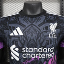 camisa-camiseta-liverpool-adidas-standard-chartered-versao-jogador-masculina-25-26-edicao-especial-preta-preto-branca-branco-vermelha-vermelho-rosa-roxo-roxa_5