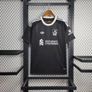camisa-camiseta-liverpool-adidas-standard-chartered-versao-torcedor-masculina-25-26-goleiro-preta-preto-branca-branco_1