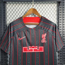 camisa-camiseta-liverpool-nike-standard-chartered-versao-torcedor-masculina-23-24-edicao-especial-lebron-james-preta-preto-branca-branco-vermelha-vermelho_5