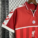 camisa-camiseta-liverpool-nike-standard-chartered-versao-torcedor-masculina-24-25-edicao-especial-preta-preto-branca-branco-vermelha-vermelho_5