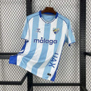 camisa-camiseta-malaga-hummel-benahavis-versao-torcedor-masculina-25-26-home-casa-i-principal-1-branca-branco-azul-claro-clara_1
