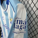 camisa-camiseta-malaga-hummel-benahavis-versao-torcedor-masculina-25-26-home-casa-i-principal-1-branca-branco-azul-claro-clara_6