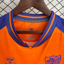 camisa-camiseta-malaga-hummel-benahavis-versao-torcedor-masculina-25-26-third-away-fora-iii-terceira-3-branca-branco-azul-laranja_2