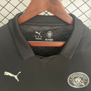 camisa-camiseta-manchester-city-puma-etihad-airways-versao-torcedor-masculina-25-26-away-fora-ii-secundaria-2-azul-branca-branco-preta-preto_2