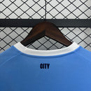 camisa-camiseta-manchester-city-puma-etihad-airways-versao-torcedor-masculina-25-26-home-casa-i-principal-1-azul-branca-branco-preta-preto_10